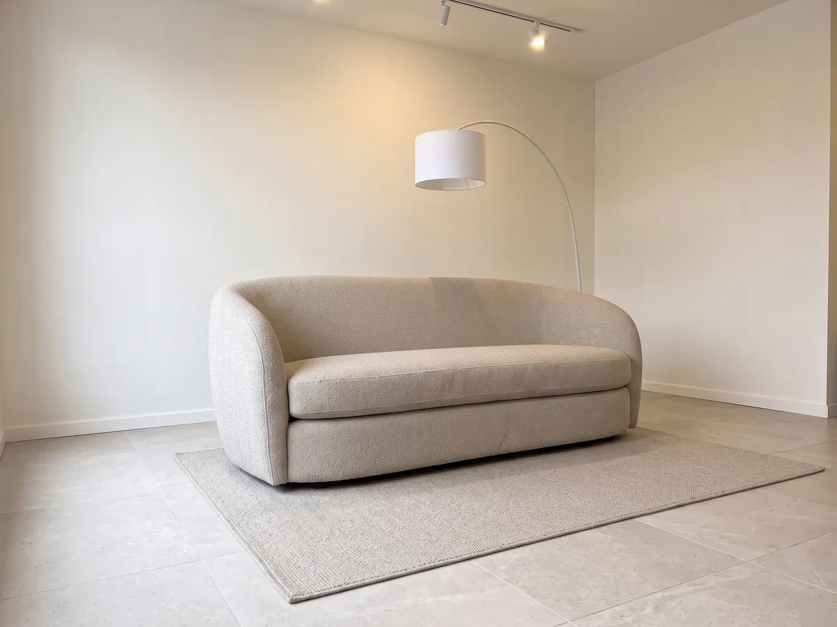Sillón curvo de bouclé color avena en el showroom de Sillones La Plata